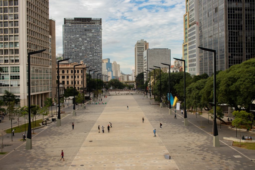 Região urbana com fácil acesso e mobilidade em área central da cidade.